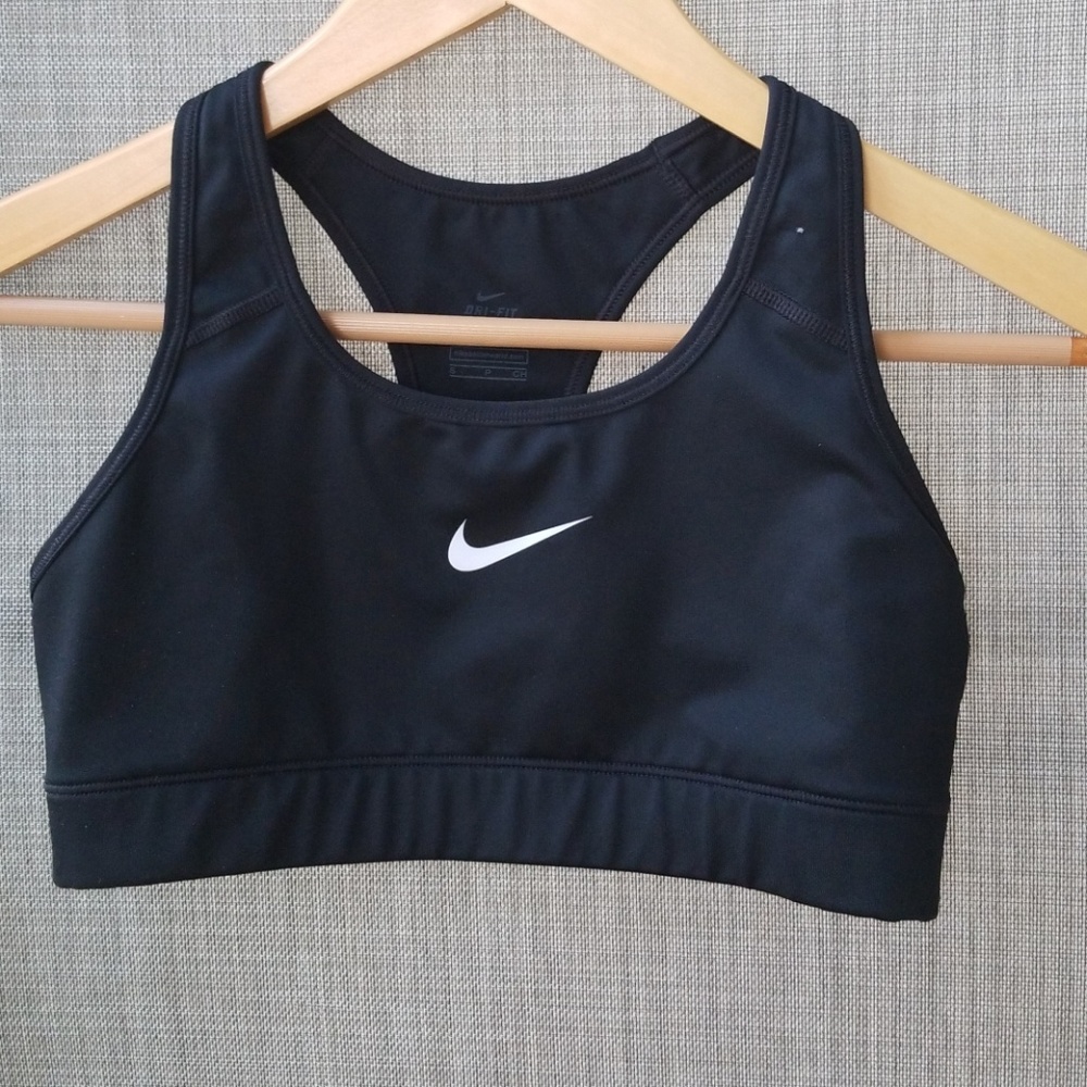 Black Nike dri-fit sports bra